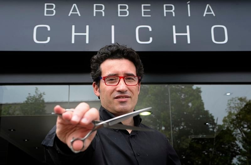 Portada vida peluquero barbería Chicho

9-6-16